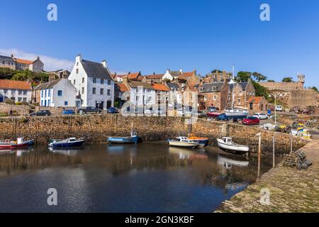 Das historische Fischerdorf Crail, mit seinem malerischen Hafen und bunten Fischerbooten, an der Ostküste von Fife, Schottland. Stockfoto