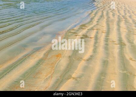 Welliger Sandboden auf der tropischen Paradiesinsel Koh Phayam AOW Yai Beach Landschaft Panoramablick in Ranong Thailand. Stockfoto