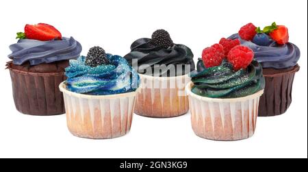 Gruppe von Cupcakes mit farbigen Belag isoliert auf weißem Hintergrund Stockfoto