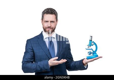 Unternehmer Mann in Anzug präsentiert moderne Mikroskop isoliert auf weißen, wissenschaftlichen Methode. Stockfoto