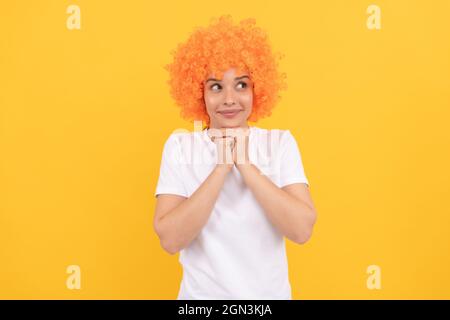 Verträumte freaky Frau in lockigen Clown Perücke für Party, träumen Stockfoto