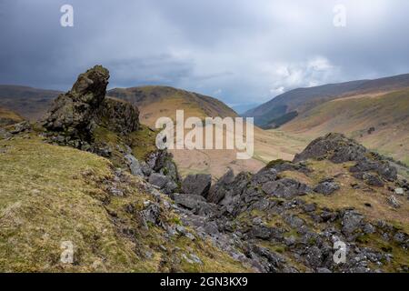 Die Howitzer und Steel fielen vom Gipfel des Helm Crag in der Nähe von Grasmere aus gesehen Stockfoto