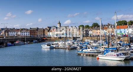 Boote vertäuten am malerischen Hafen von Anstruther im Osten von Neuk in Fife, Schottland. Stockfoto