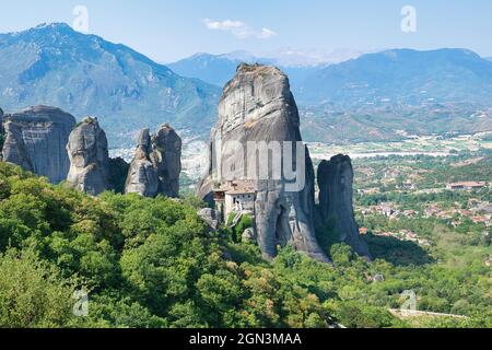 Meteora, Griechenland. Christliche Klöster auf riesigen Felsen gebaut Stockfoto