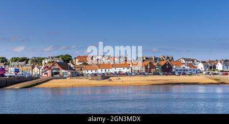 Die Strand- und Rettungsbootstation neben dem Hafen in der malerischen Küstenstadt Anstruther im Osten von Neuk of Fife, Schottland. Stockfoto