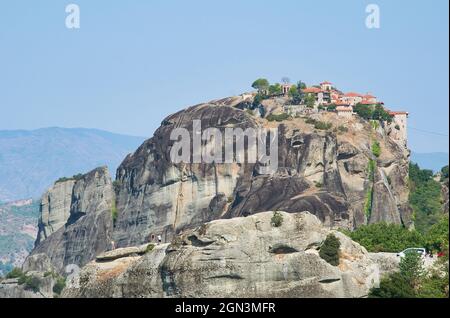 Meteora, Griechenland. Christliche Klöster auf riesigen Felsen gebaut Stockfoto