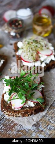 Gesunde Toasts mit Weißkäse-Rettich und Microgreens. Keto-Diät. Keto-Toasts. Bio-Lebensmittel. Super Essen. Stockfoto