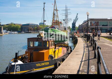 Bristol Harbourside, Blick auf Menschen, die in Princes Wharf im historischen Floating Harbour-Viertel von Bristol, England, Großbritannien, spazieren gehen Stockfoto