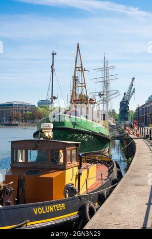 Bristol, Blick auf alte Boote und Schiffe, die an der Princes Wharf im historischen Floating Harbour-Viertel von Bristol, England, angemacht sind Stockfoto