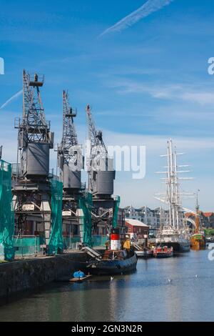 Historisches Bristol, Blick auf die alten Kraniche, die sich am Kai des historischen schwimmenden Hafens im Zentrum von Bristol, England, befinden Stockfoto