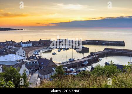 Stonehaven Hafen bei Sonnenaufgang. Stonehaven ist eine Hafenstadt in Aberdeenshire, die südlich von Aberdeen an der Nordostküste Schottlands liegt. Stockfoto