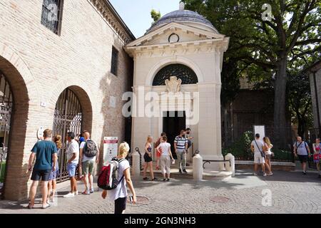 RAVENNA, ITALIEN - 10. AUGUST 2021: Besucher des Grabes des italienischen Dichters Dante Alighieri in Ravenna anlässlich des 700. Jahrestages seiner Gründung Stockfoto