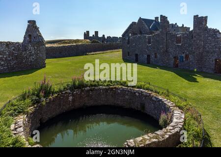 Überreste der mittelalterlichen Festung Dunnottar Castle, die sich auf einer felsigen Landzunge an der Nordostküste Schottlands in der Nähe von Stonehaven, Aberdeenshire, befindet. Stockfoto