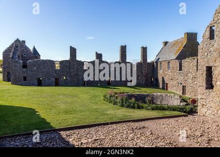 Überreste der mittelalterlichen Festung Dunnottar Castle, die sich auf einer felsigen Landzunge an der Nordostküste Schottlands in der Nähe von Stonehaven, Aberdeenshire, befindet. Stockfoto