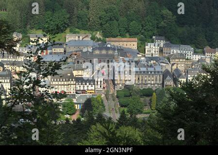 Blick auf Le Mont-Dore, Dorf der Auvergne, Puy-de-Dome, im Regionalpark der Vulkane der Auvergne Stockfoto
