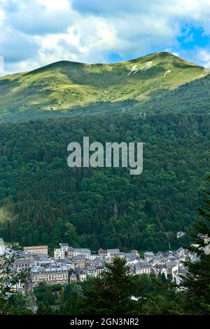 Blick auf Le Mont-Dore, Dorf der Auvergne, Puy-de-Dome, im Regionalpark der Vulkane der Auvergne Stockfoto