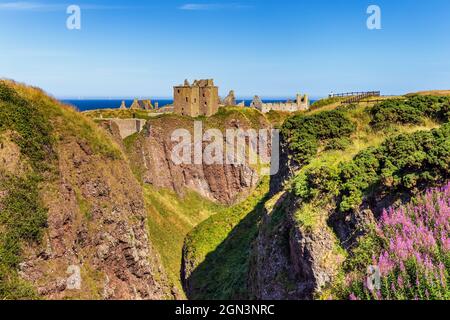 Überreste der mittelalterlichen Festung Dunnottar Castle, die sich auf einer felsigen Landzunge an der Nordostküste Schottlands in der Nähe von Stonehaven, Aberdeenshire, befindet. Stockfoto