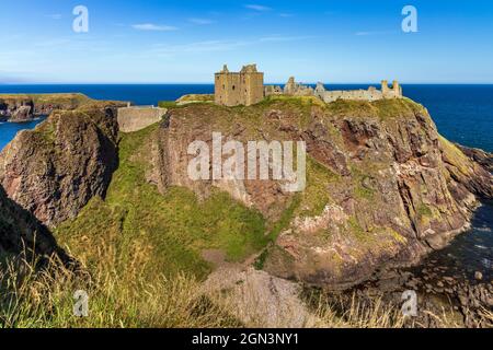 Überreste der mittelalterlichen Festung Dunnottar Castle, die sich auf einer felsigen Landzunge an der Nordostküste Schottlands in der Nähe von Stonehaven, Aberdeenshire, befindet. Stockfoto