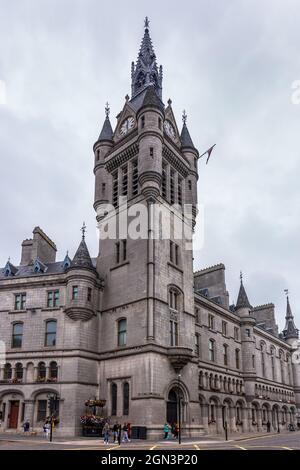 Das imposante graue Granitgebäude des Town House und sein Uhrenturm in Aberdeen, Schottland. Stockfoto