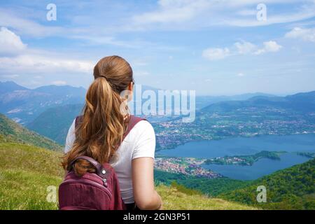 Weibliche Wanderer entspannen und genießen die Landschaft nach dem Trekking auf den Bergen von belvedere Stockfoto