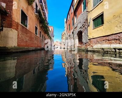 Ein Wasserstand-Foto, das auf einem engen leeren Kanal in venedig aufgenommen wurde Stockfoto