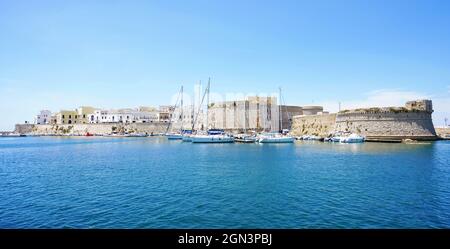 Panoramablick auf Gallipoli historische Stadt mit Schloss am Meer, Apulien, Italien Stockfoto