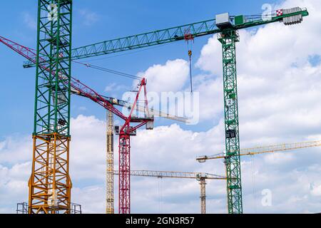 Der Bauprozess eines Wohnkomplexes. Viele Hochhäuser vor dem Hintergrund von Neubauten. Stockfoto