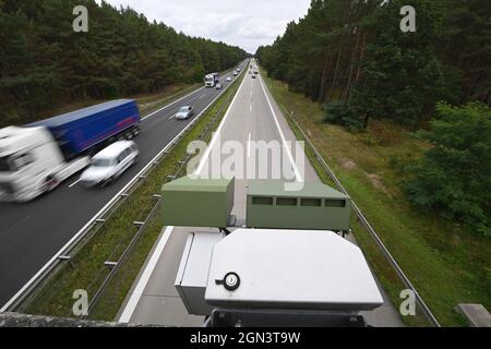 21. September 2021, Brandenburg, Wandlitz/OT Lanke: Unter dem roten Geländer einer kleinen Brücke über die Autobahn A 10 bei der Ausfahrt Lanke ist eine Kennzeichenerkennung (KESY) montiert. Die seit mehreren Jahren praktizierte automatische Nummernschilderfassung ist umstritten, da immer wieder Zuschauer bei den Manhunts gefangen wurden. Mit der Novelle der Strafprozessordnung am 1. Juli dieses Jahres ist die Massenerfassung von Nummernschildern nun nur noch im Falle einer bestimmten Jagd erlaubt, aber nicht mehr eine permanente Überwachung. Foto: Soeren Sache/dpa-Zent Stockfoto