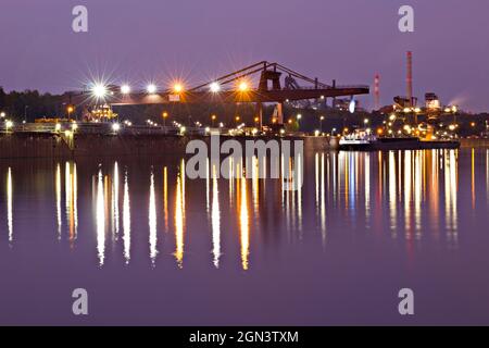 Industriehafen bei Nacht mit Blick auf das Stahlwerk Dillinger Hütte in Dillingen Saar Stockfoto