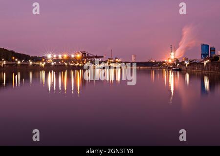 Industriehafen bei Nacht mit Blick auf das Stahlwerk Dillinger Hütte in Dillingen Saar Stockfoto