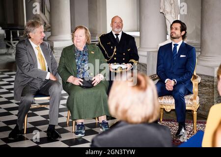 Schwedens Prinz Carl Philip mit Gräfin Elisabeth Douglas und Graf Gustaf Douglas während einer Stipendienzeremonie im Ziehungswettbewerb „die denkende Hand“ in Stockholm, Schweden, am Mittwoch, den 22. September 2021. „The Thinking Hand“ ist ein Stipendienwettbewerb für junge Zeichner von Künstlern, Architekten, Illustratoren und Spieledesignern Foto: Erik Simander / TT / Code 11720 Stockfoto