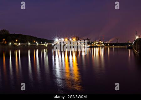 Industriehafen bei Nacht mit Blick auf das Stahlwerk Dillinger Hütte in Dillingen Saar Stockfoto