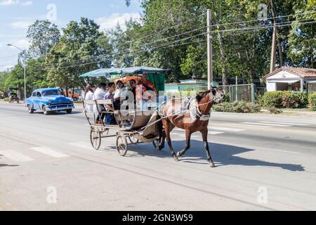 CAMAGUEY, KUBA - 25. JANUAR 2016: Pferdekutsche, gemeinsames Transportmittel in Camaguey Stockfoto