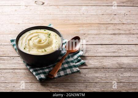 Kartoffelpüree in einer Schüssel auf einem Holztisch Stockfoto