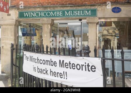 Blick auf Winchcomber eine kleine Marktstadt von Cotswold in Gloucestershire, Großbritannien, das Museum, das für den winchcombe-Meteoriten wirbt Stockfoto