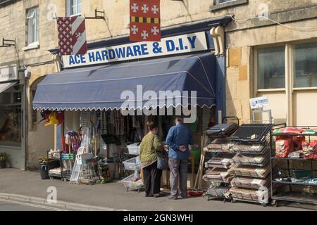 Blick auf Winchcomber, eine kleine Marktstadt von Cotswold in Gloucestershire, UK Ace Hardware und DIY Store Stockfoto