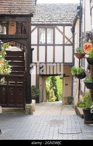 Blick auf Winchcomber eine kleine Marktstadt von Cotswold in Gloucestershire, Großbritannien, der Löwenhof Stockfoto