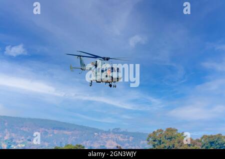 Der von Hindustan Aeronautics Limited entwickelte fortschrittliche leichte Hubschrauber Dhruv fliegt vor dem Hintergrund einer denkenden Schicht aus Zirruswolken. Stockfoto