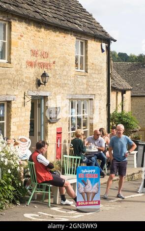 Blick auf Guiting Power, ein cotswold Village in Gloucestershire. Postamt und Café Stockfoto
