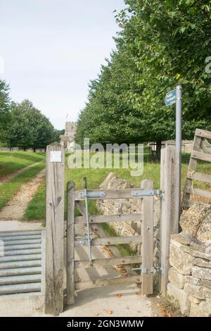 Blick auf Guiting Power, ein cotswold Village in Gloucestershire. St. Michael und alle Engel Kirche Stockfoto