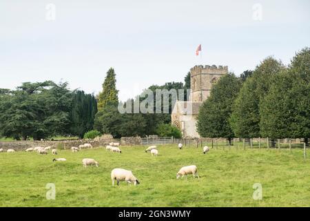 Blick auf Guiting Power, ein cotswold Village in Gloucestershire. St. Michael und alle Engel Kirche Stockfoto