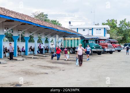 LAS TUNAS, KUBA - 27. JANUAR 2016: LKW-Station in Las Tunas. In Kuba transportieren Lastwagen häufig Passagiere. Stockfoto