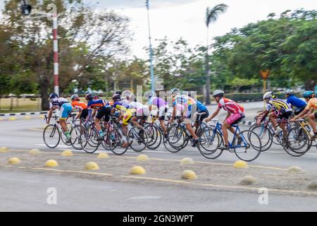 LAS TUNAS, KUBA - 27. JAN 2016: Eine Gruppe von Radfahrern trainiert auf der Straße in Las Tunas. Stockfoto