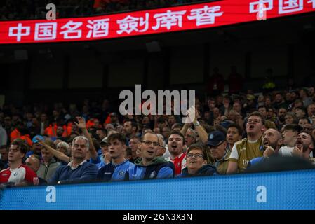 Manchester, Großbritannien. September 2021. Wycombe-Fans beim Carabao Cup-Spiel zwischen Manchester City und Wycombe Wanderers am 21. September 2021 im Etihad Stadium, Manchester, England. Foto von Andy Rowland. Quelle: Prime Media Images/Alamy Live News Stockfoto