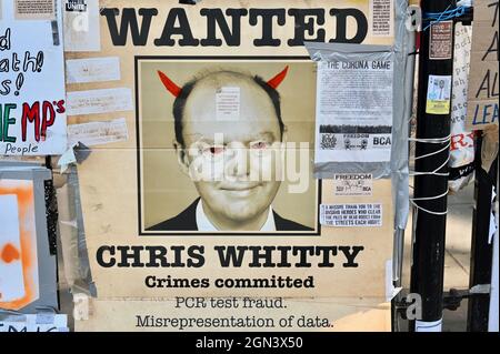 London, Großbritannien. 22/09/2021, Plakate von Chris Whitty mit Teufelshörnern und Boris Johnson mit einem Hitler-Schnurrbart, wurden von Polizeibeamten aus einem Anti-Vax-Lager gegenüber der Downing Street in Whitehall entfernt und in einen Polizeiwagen geladen. Stockfoto