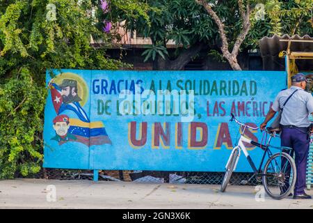 SANTIAGO DE CUBA, KUBA - 6. FEB 2016: Propaganda-Plakatwand in Santiago de Cuba. Es heißt: Danke für die Solidarität der Völker, united Americas. Stockfoto