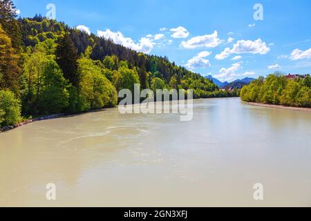 Fließender Lech Fluss in Bayern Deutschland . Nadelwald am Flussufer in Bayern Stockfoto