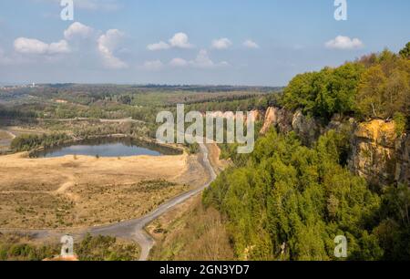 "Carrière Barrois "Steinbruch mit seinem großen roten Sandsteinfelsen und Teich, Wald, Freyming-Merlebach Wardnt, Mosel (57), Grand Est, Frankreich Stockfoto