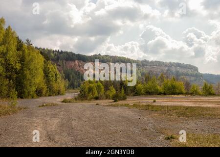 "Carrière Barrois "Steinbruch mit seinem großen roten Sandsteinfelsen und Teich, Wald, Freyming-Merlebach Wardnt, Mosel (57), Grand Est, Frankreich Stockfoto