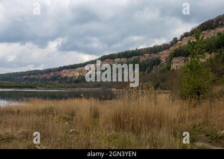 "Carrière Barrois "Steinbruch mit seinem großen roten Sandsteinfelsen und Teich, Wald, Freyming-Merlebach Wardnt, Mosel (57), Grand Est, Frankreich Stockfoto